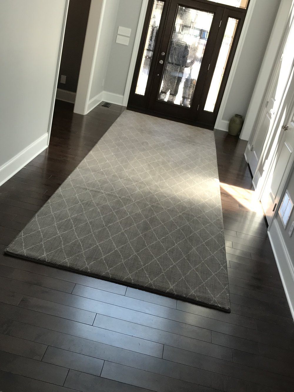 A hallway with a rug in the middle of it