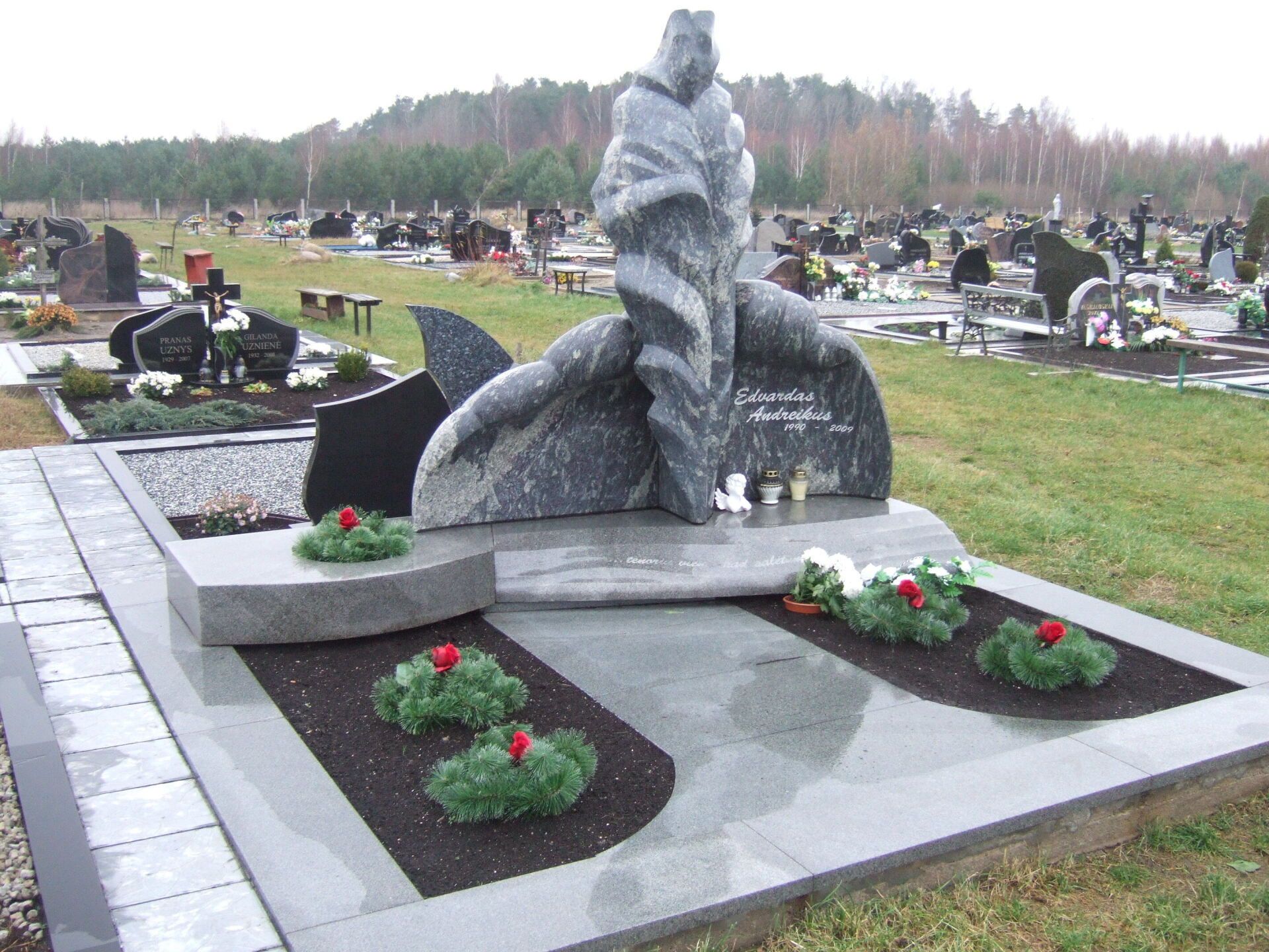 Akmeniniai skulptūrų paminklai