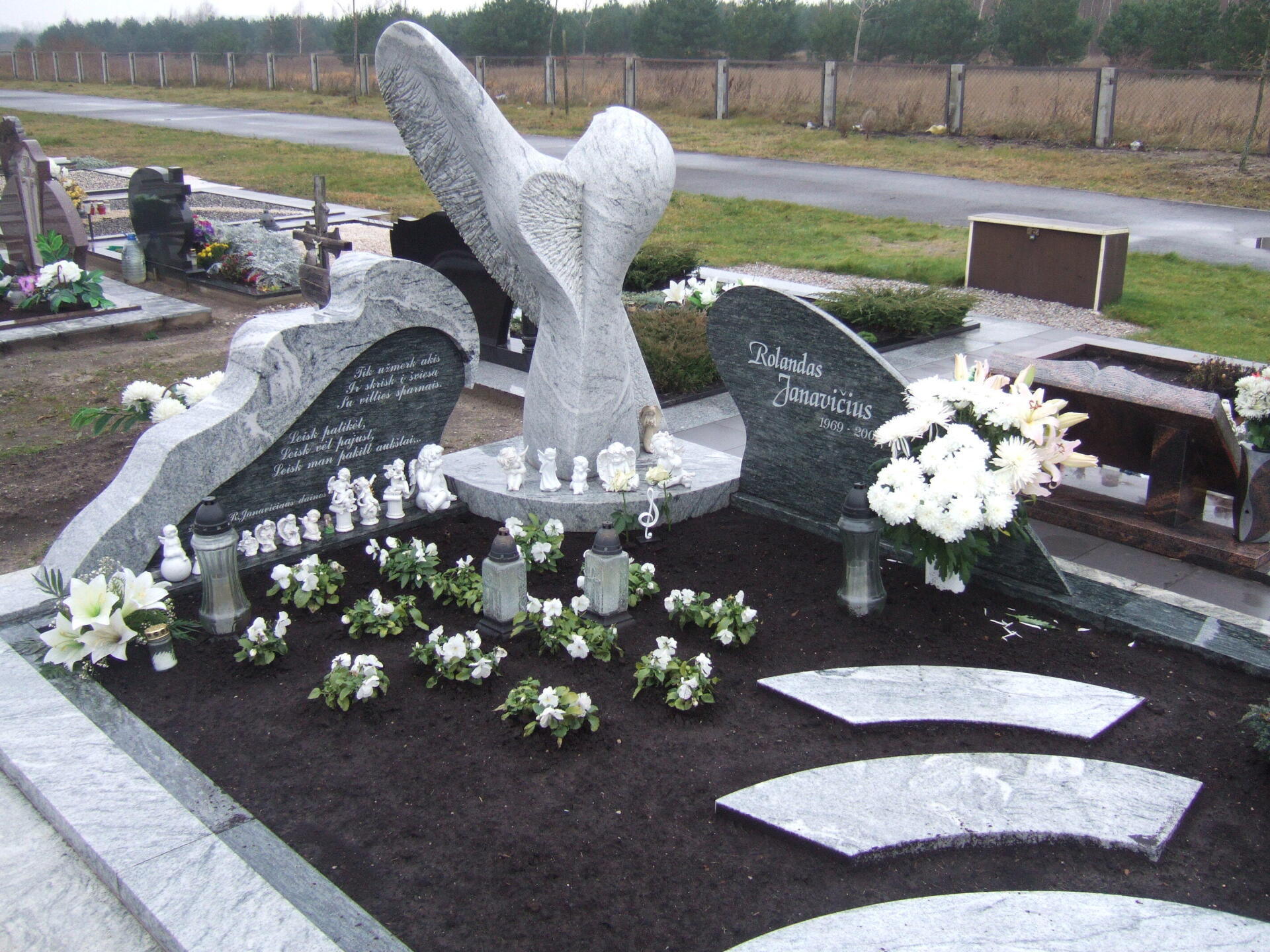 Akmeniniai skulptūrų paminklai