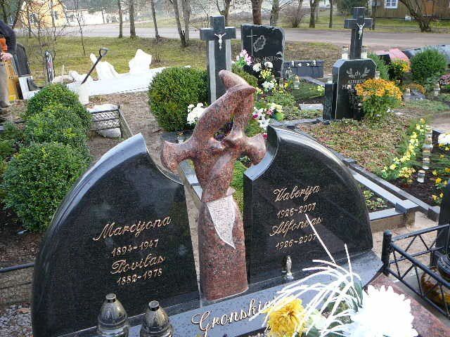 Akmeniniai skulptūrų paminklai