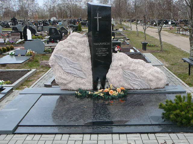 Akmeniniai skulptūrų paminklai