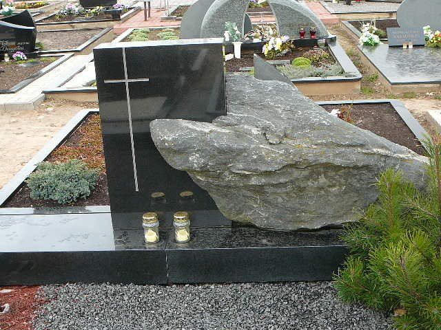 Akmeniniai skulptūrų paminklai