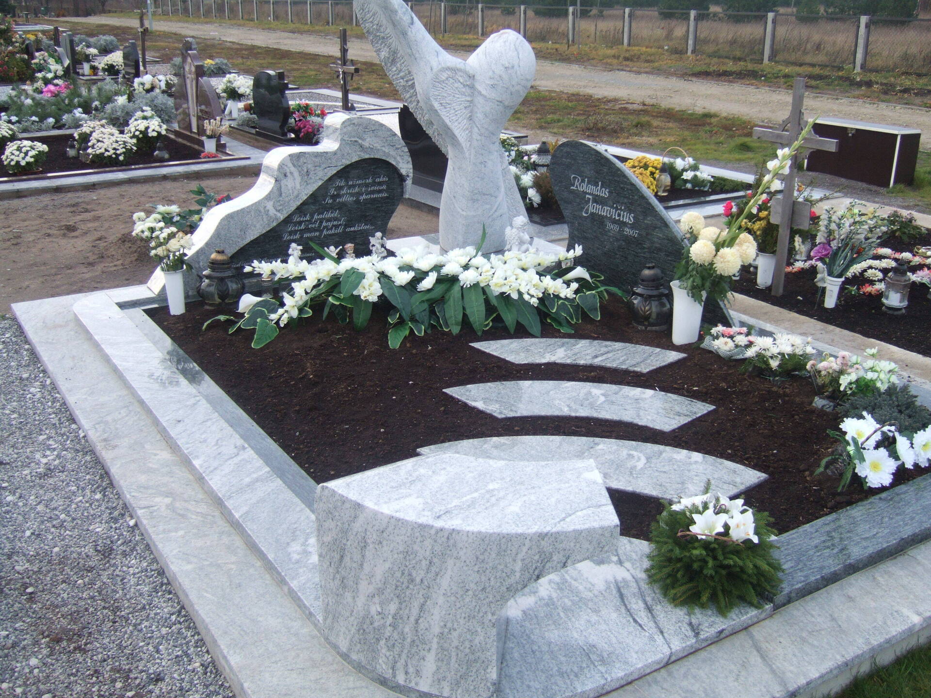 Akmeniniai skulptūrų paminklai