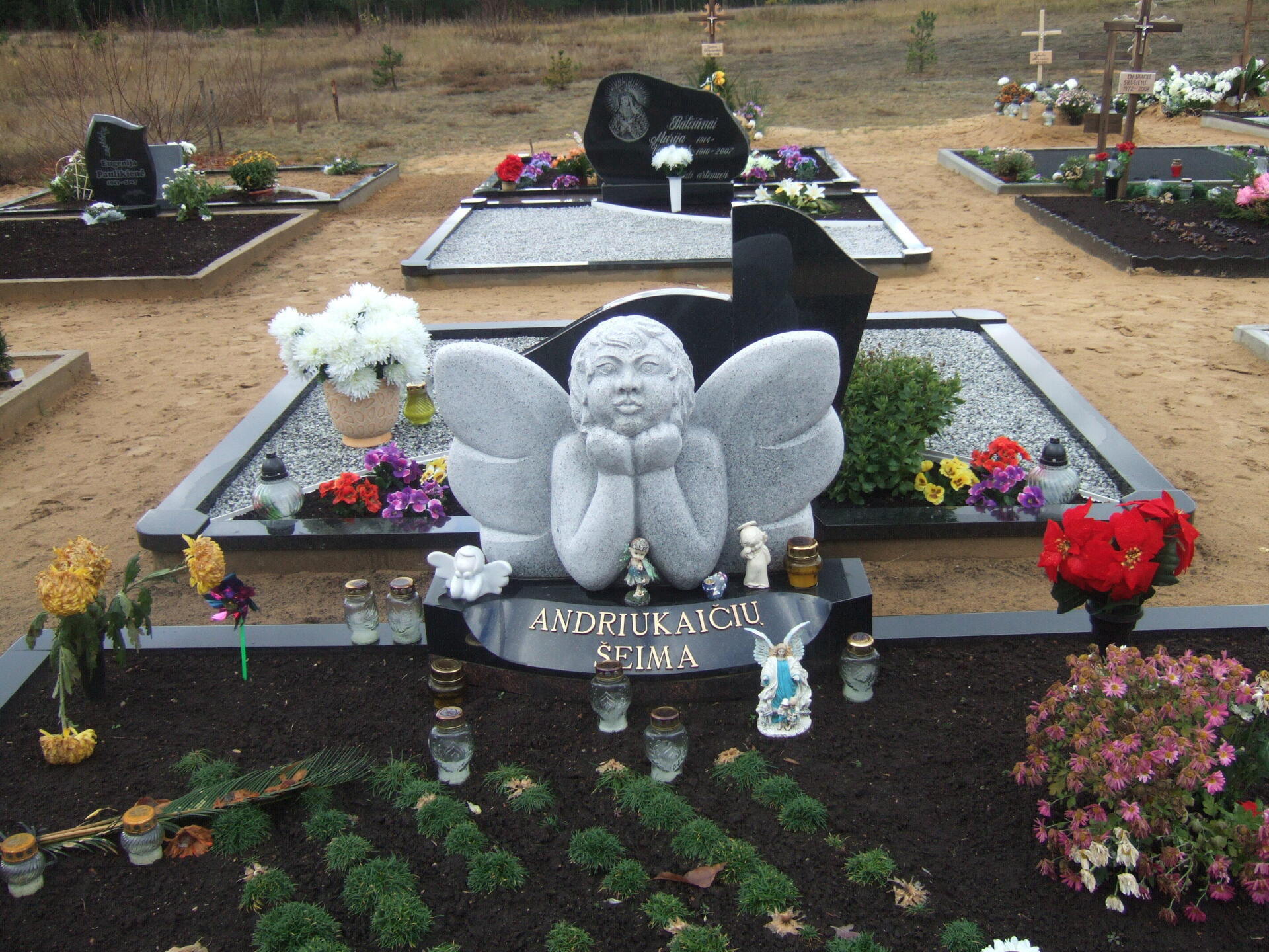 Akmeniniai skulptūrų paminklai