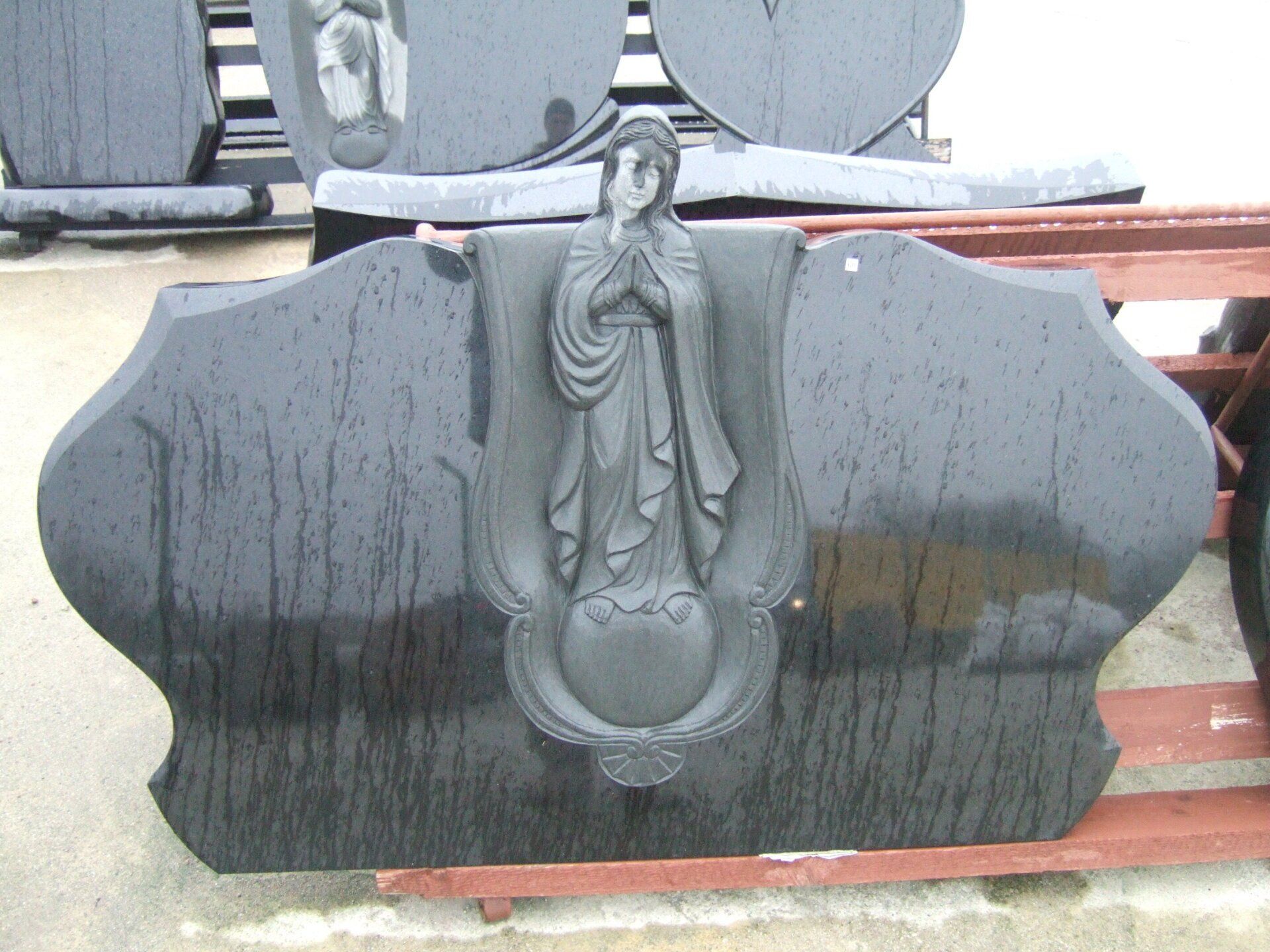 Akmeniniai skulptūrų paminklai