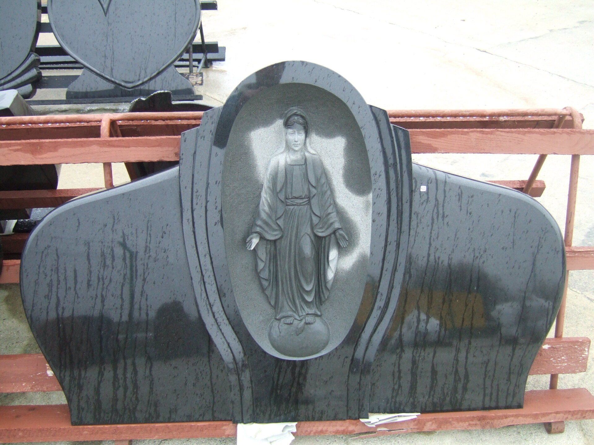 Akmeniniai skulptūrų paminklai