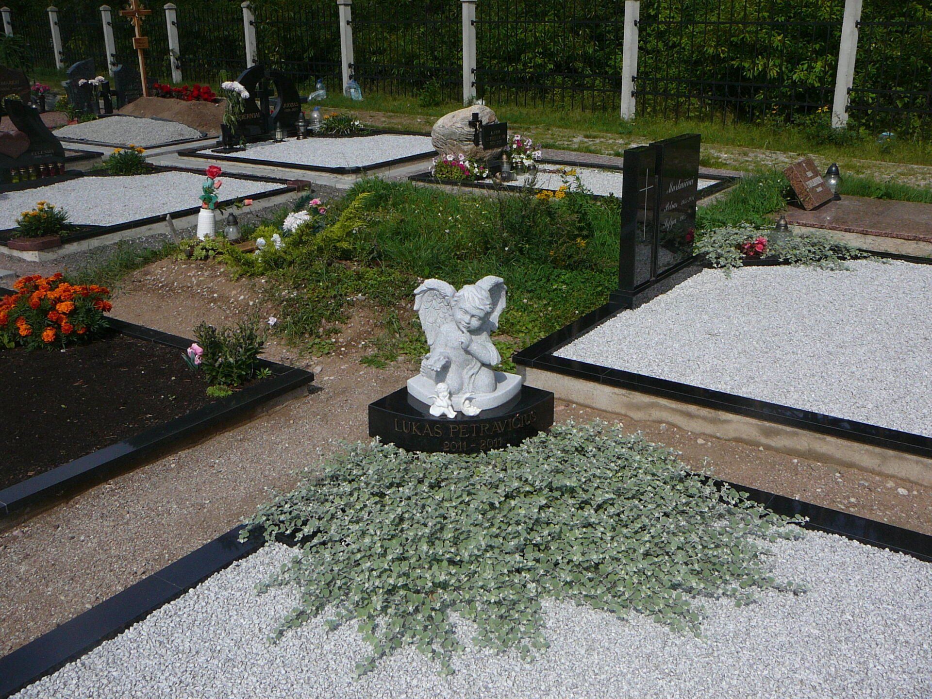 Akmeniniai skulptūrų paminklai