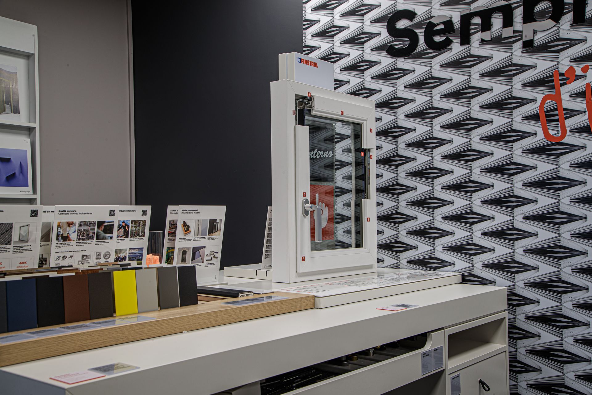 Espositore bianco con finestra, campioni di colore e parete decorata.