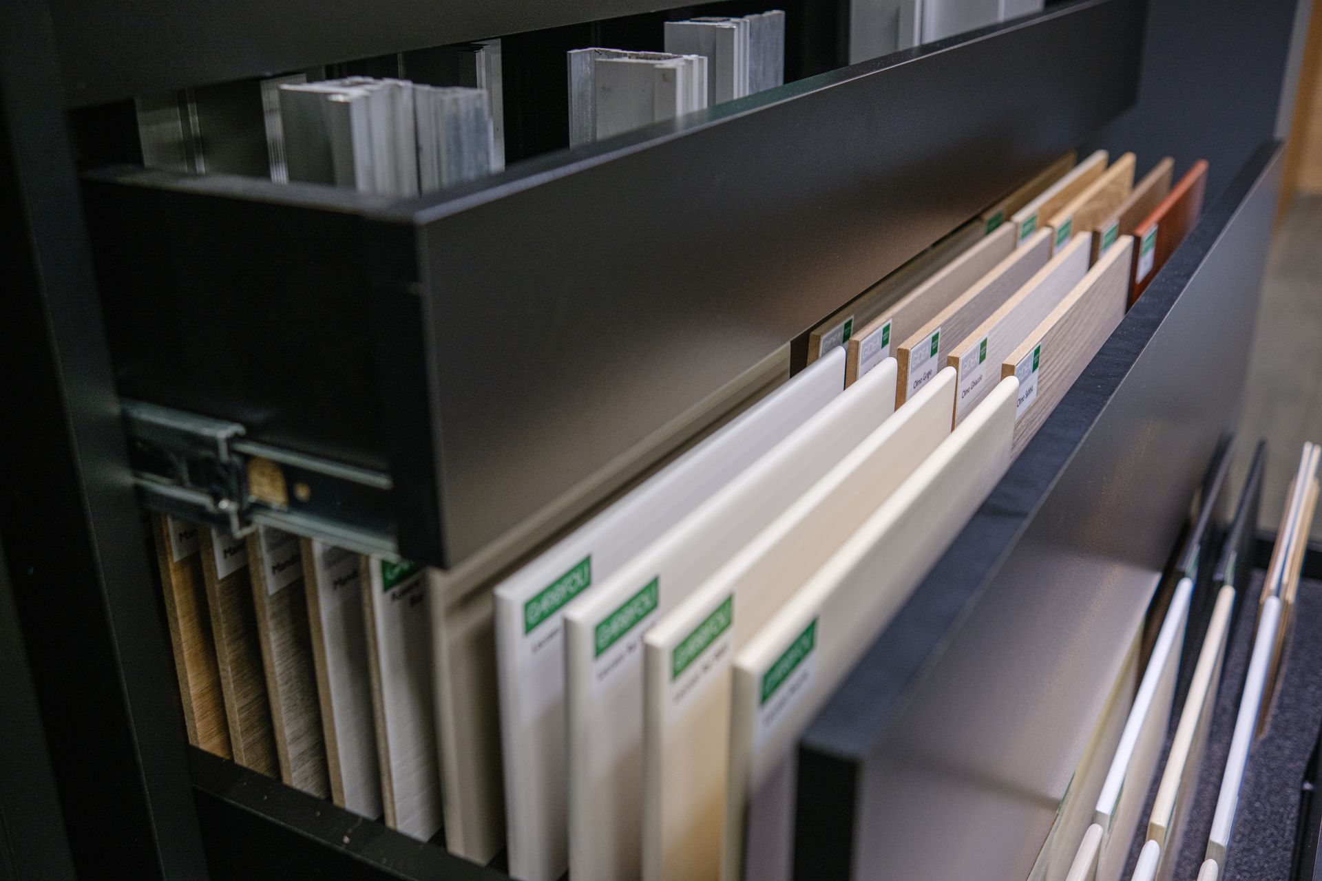 Vetrina con vari campioni di rifiniture.