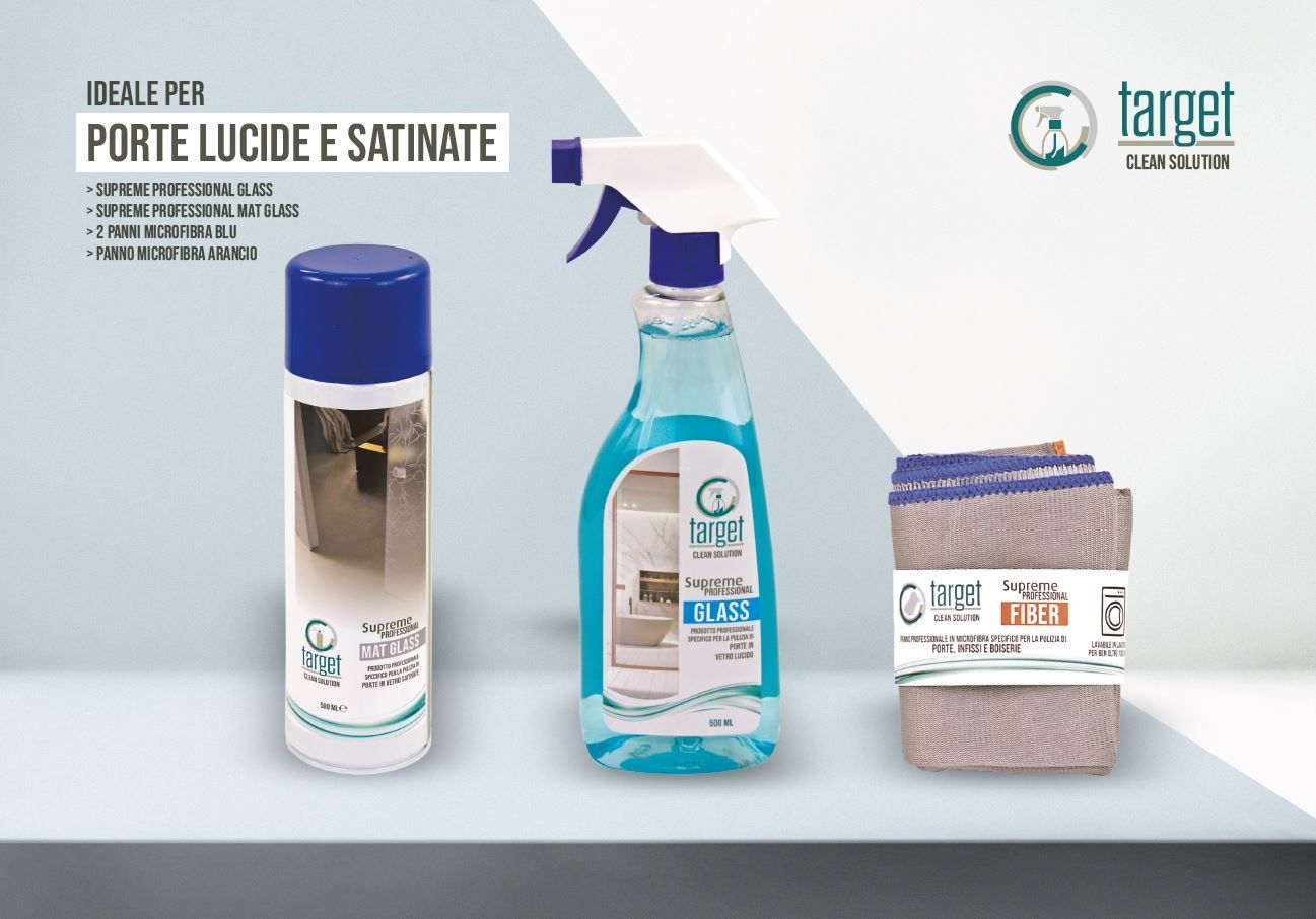 Prodotti per la pulizia: flacone spray, detergente, panni, per porte lucide/satinate. Logo Target sulla confezione.