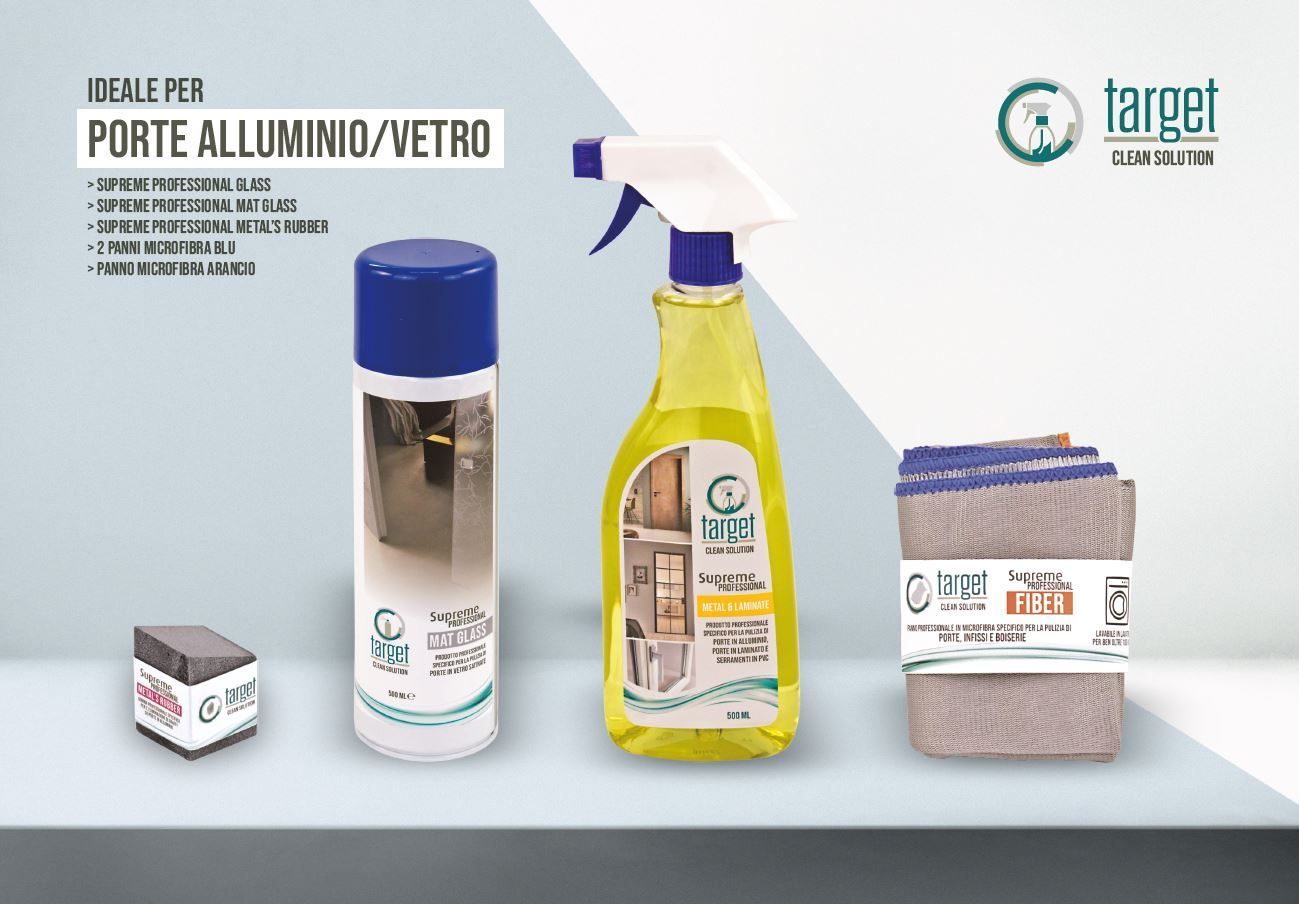 Prodotti per la pulizia delle porte in alluminio/vetro: spray, aerosol e panno in microfibra disposti su uno scaffale.