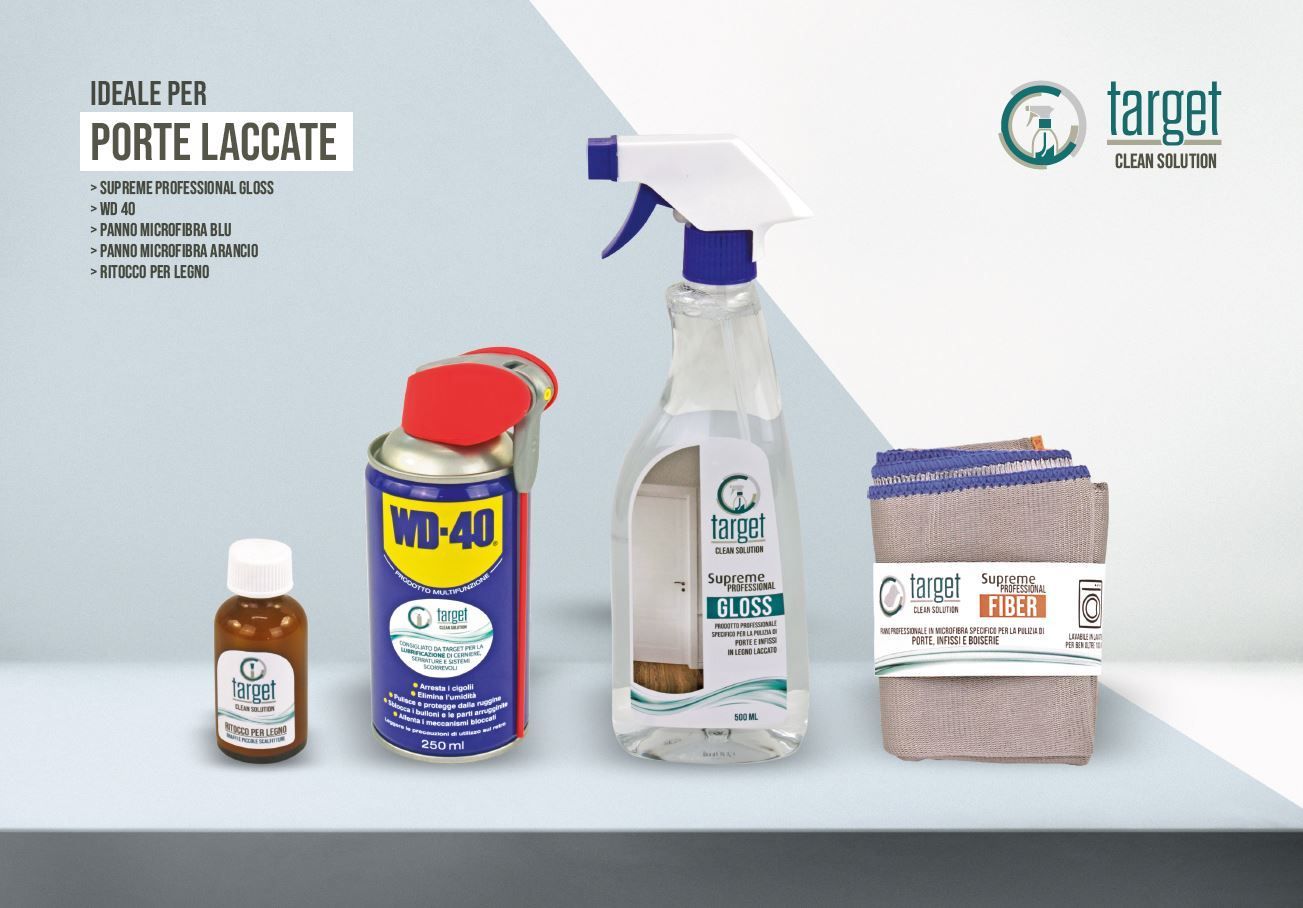 Prodotti per la pulizia: WD-40, flacone spray, olio e panni per la pulizia su uno scaffale. Per porte laccate.