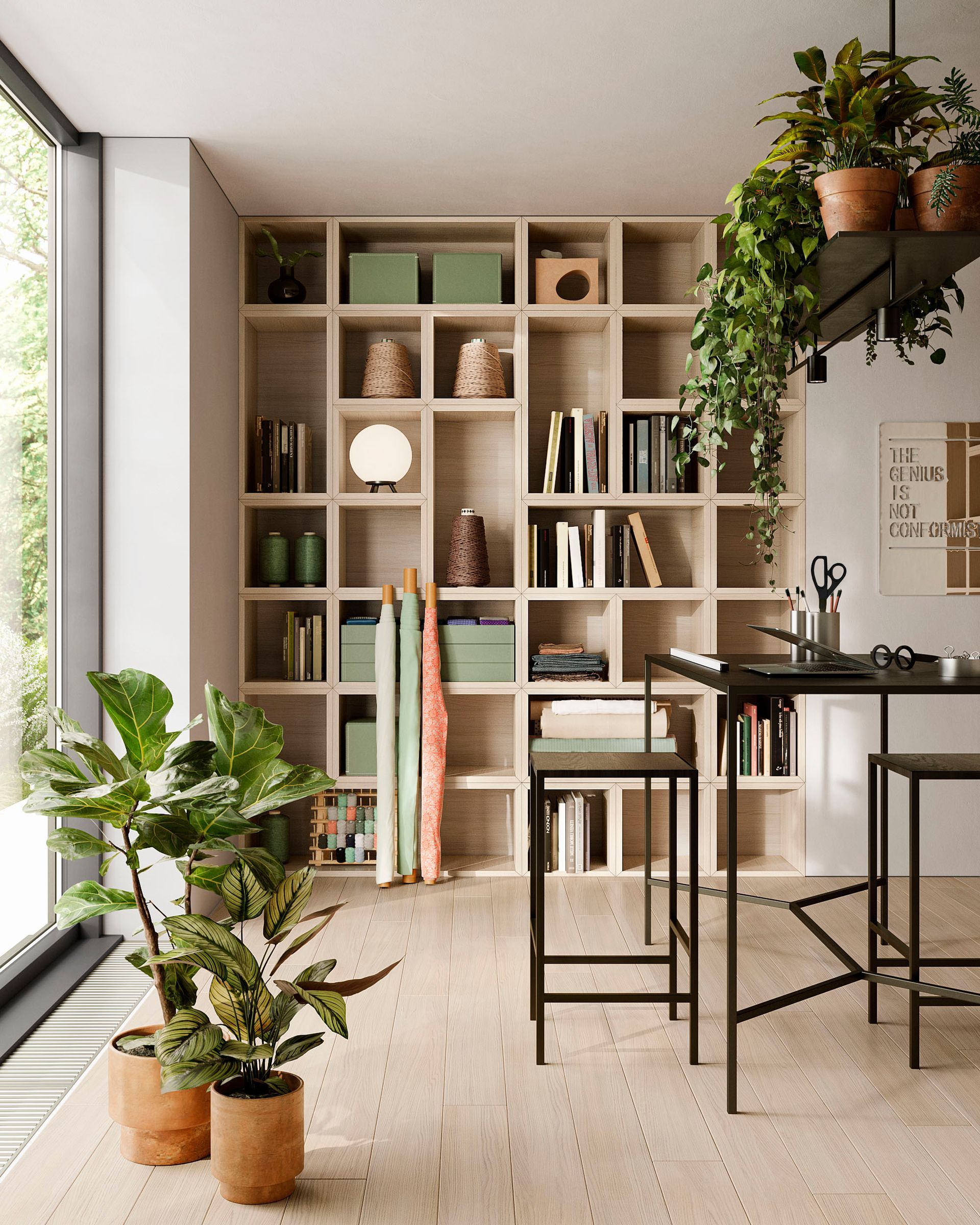 Scaffale in legno chiaro pieno di libri e decorazioni, accanto a un tavolino e piante in vaso.