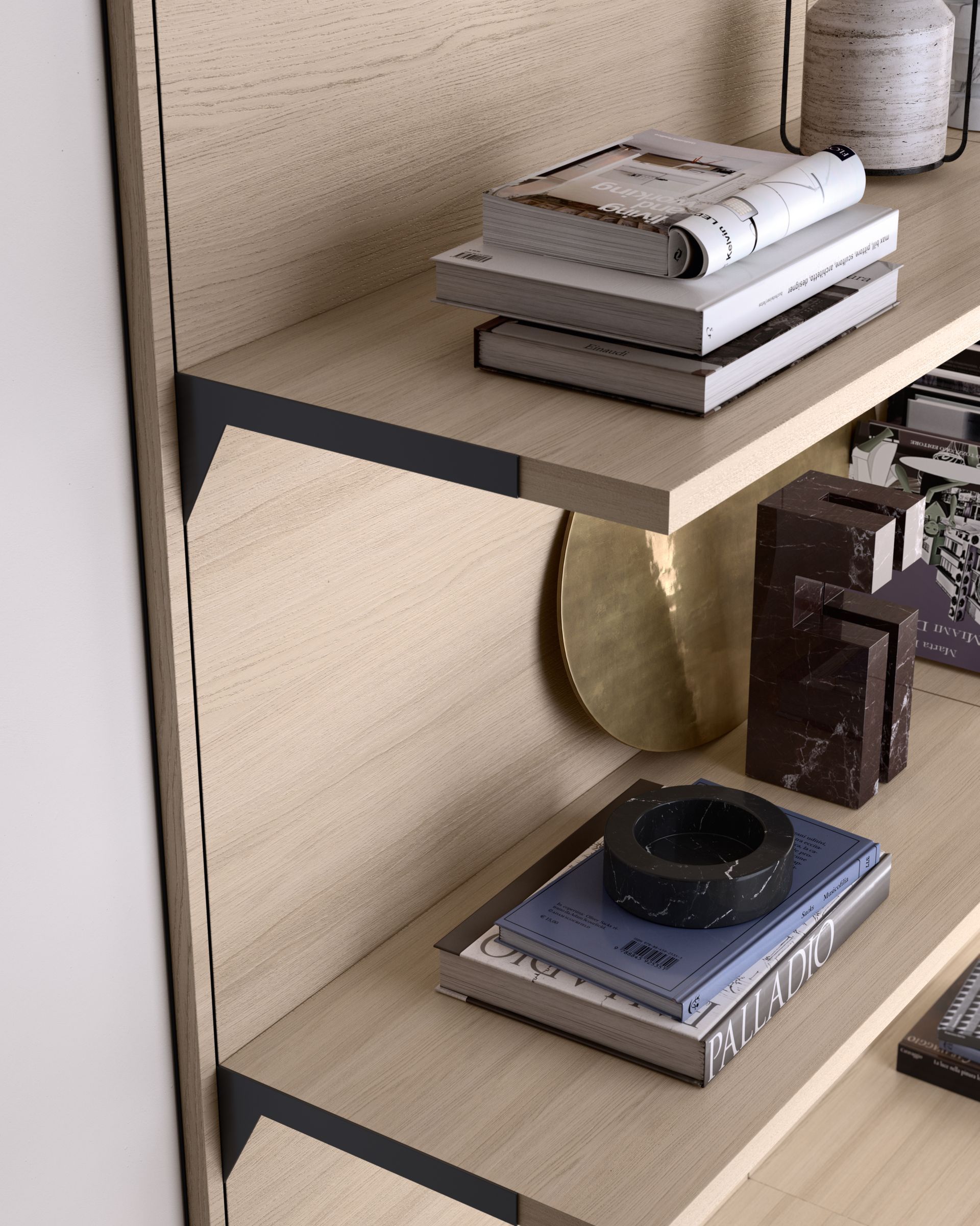 Scaffali in legno con libri, oggetti decorativi e supporti in metallo.