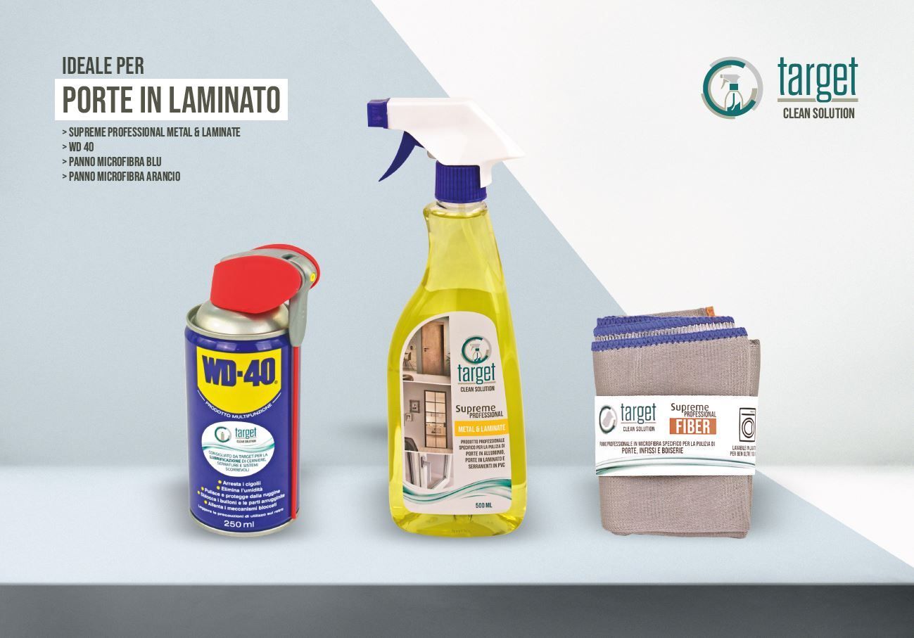 Prodotti per porte in laminato: WD-40, flacone spray e panni per la pulizia, su uno scaffale.