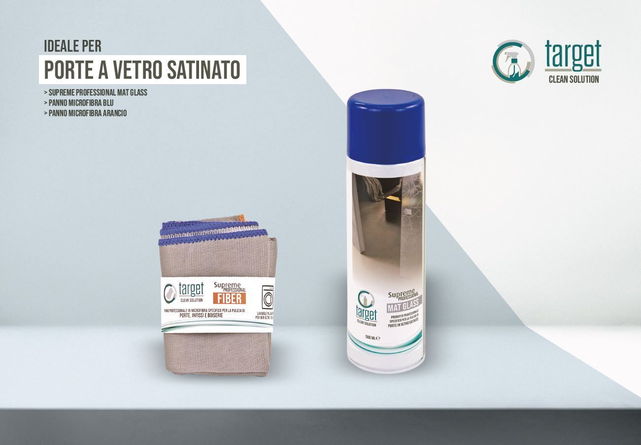 Kit di pulizia per porte in vetro satinato, composto da flacone spray e panni per la pulizia, di Target.