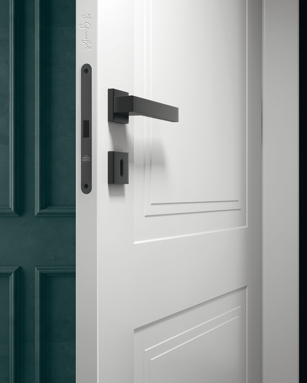 Porta interna bianca con ferramenta nera, parzialmente aperta contro una porta verde acqua, in una stanza ben illuminata.