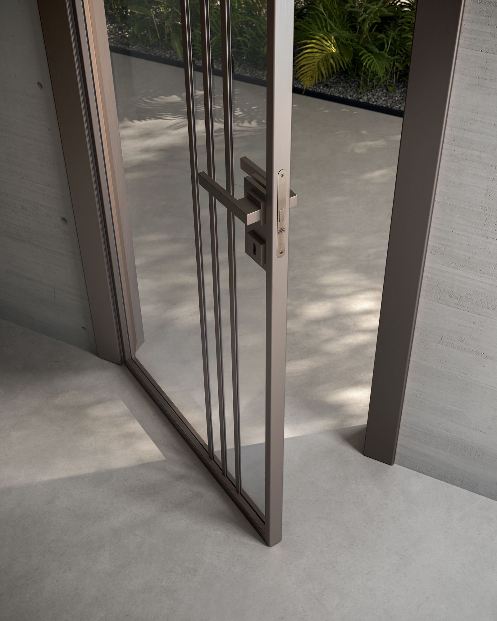 Porta di sicurezza aperta in metallo con barre verticali e maniglia.