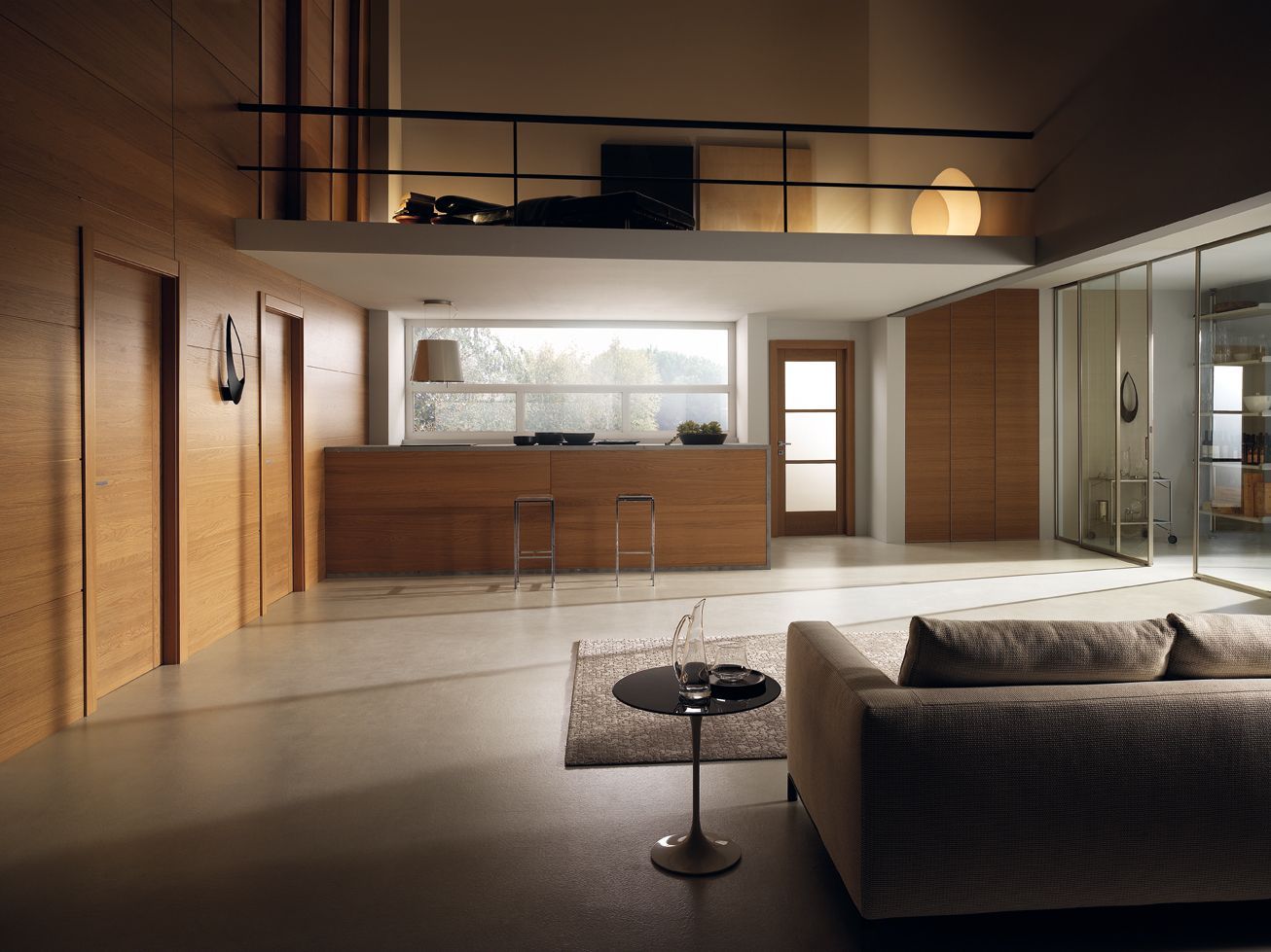 Interno moderno con pareti in legno, soppalco e ampie finestre. Divano beige e tappeto in primo piano.