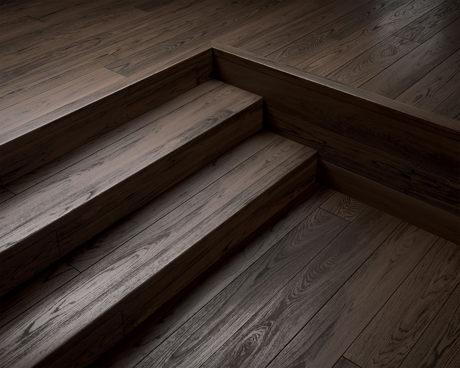 Gradini e pavimento in legno, di colore marrone scuro.