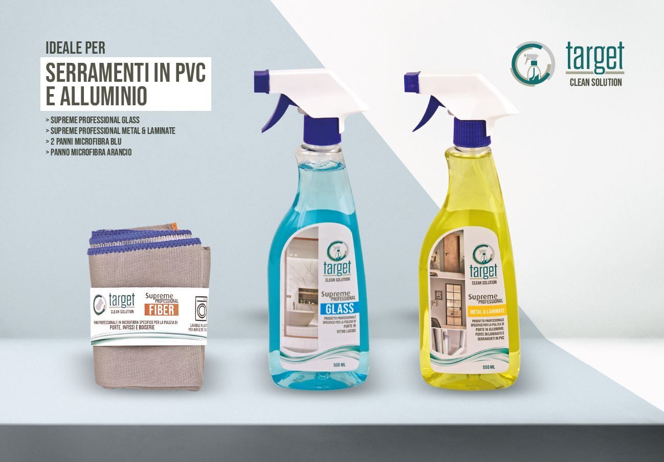 Prodotti per la pulizia di infissi in PVC e alluminio: flaconi spray, spugna e testo.