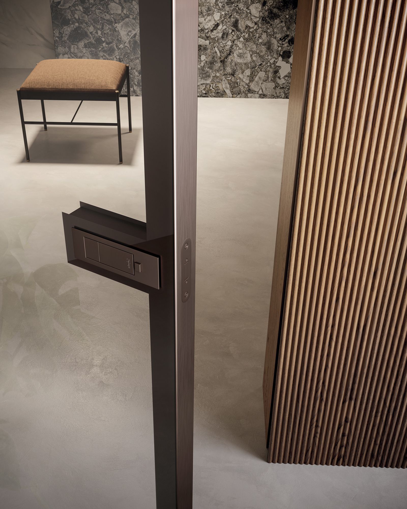 Uno stretto stipite di porta in metallo con una piccola scatola e un pannello di legno accanto. Sullo sfondo c'è uno sgabello.