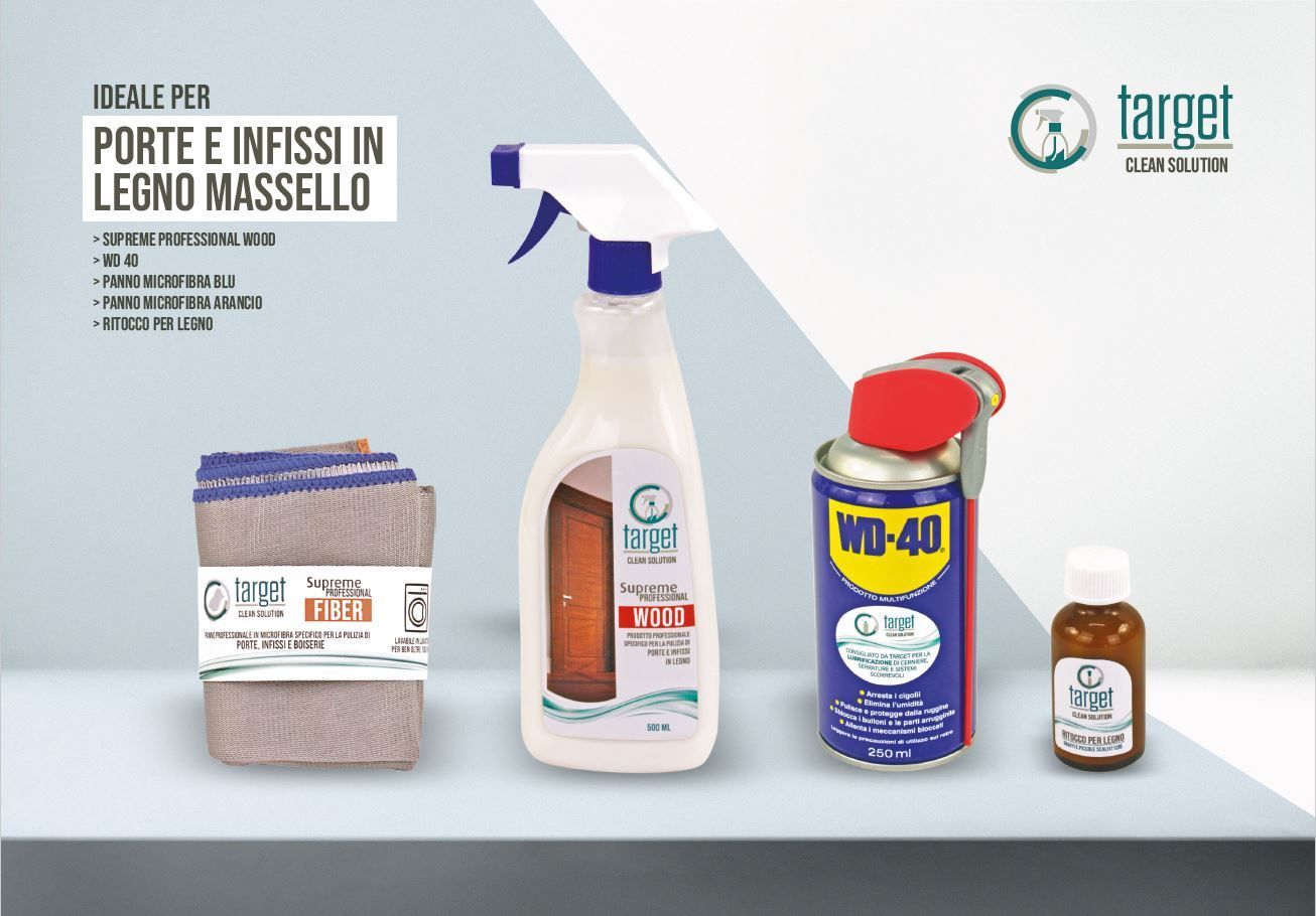 Prodotti per porte e telai in legno: spray detergente, WD-40, una bottiglietta e un fascio di stracci.