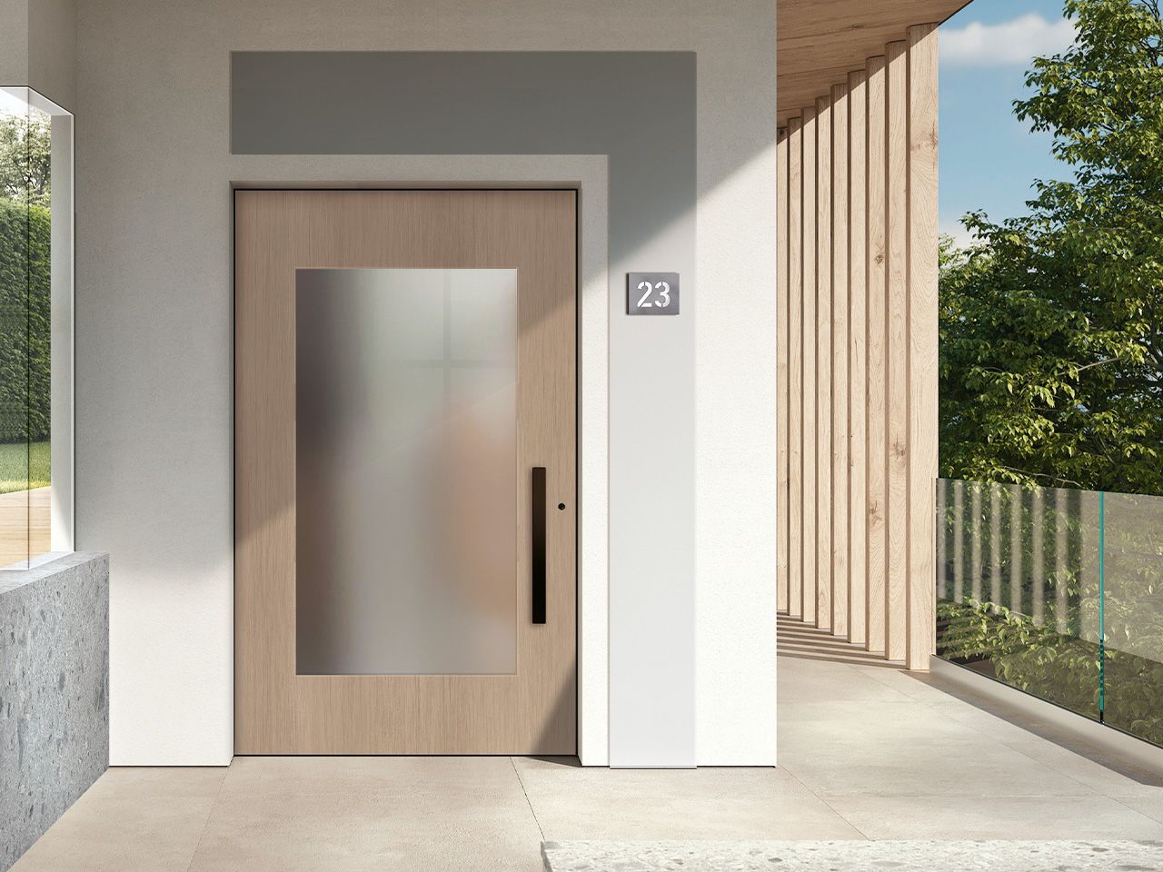 Porta in legno con pannello in vetro smerigliato; numero 23 sulla parete. Veranda soleggiata con doghe in legno.