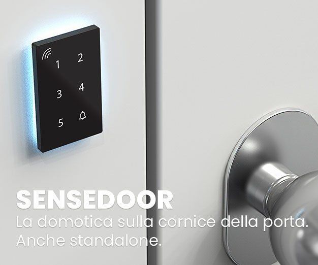 Tastiera SENSEDOOR nera con numeri da 1 a 5, un campanello e l'icona wireless su un telaio della porta bianco.