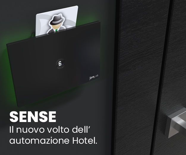 Lettore di carte nere con tessera alberghiera e testo: SENSE, il nuovo volto dell'automazione alberghiera.