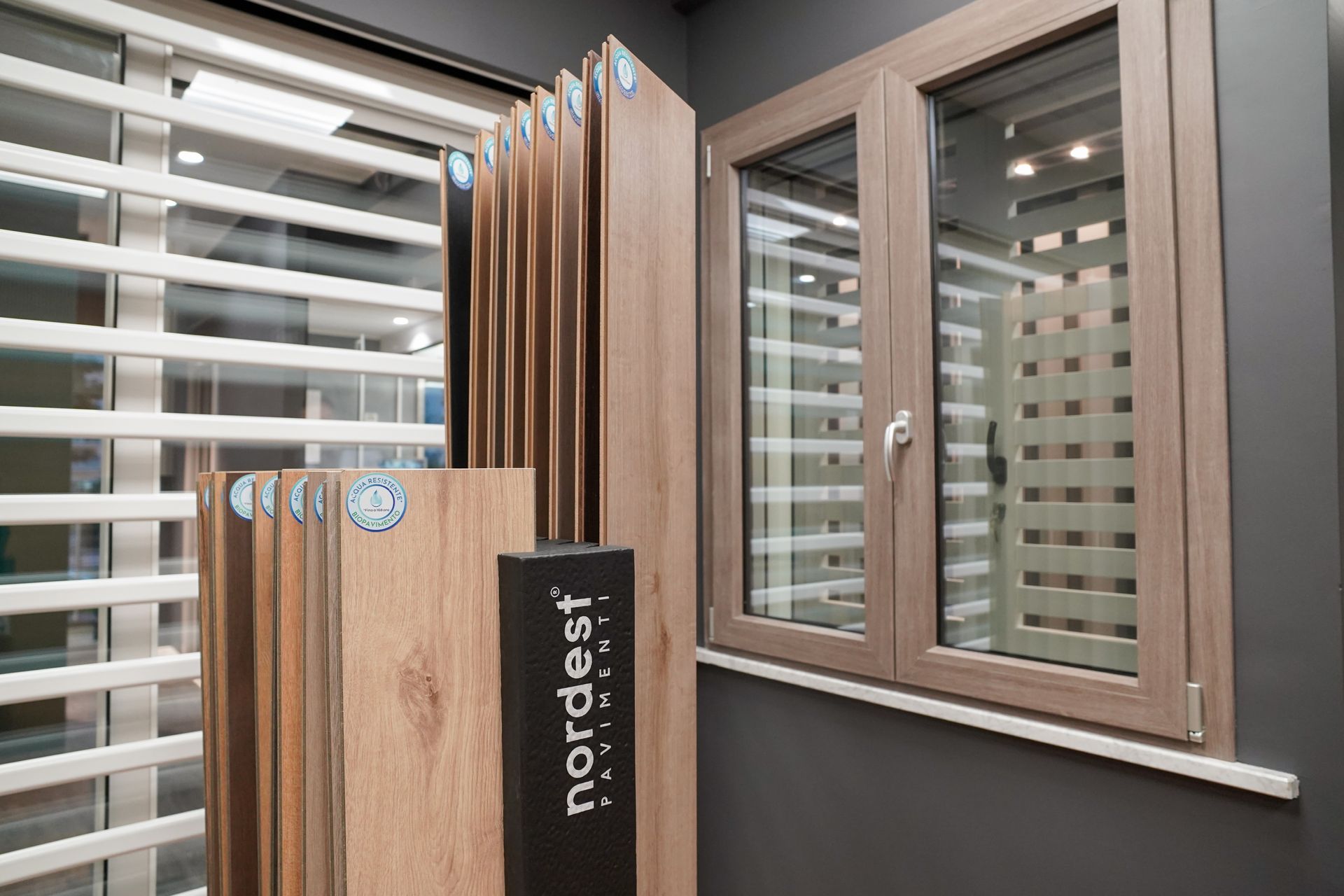 Esposizione di campioni di pavimenti in legno e vetrina, ambientazione showroom.
