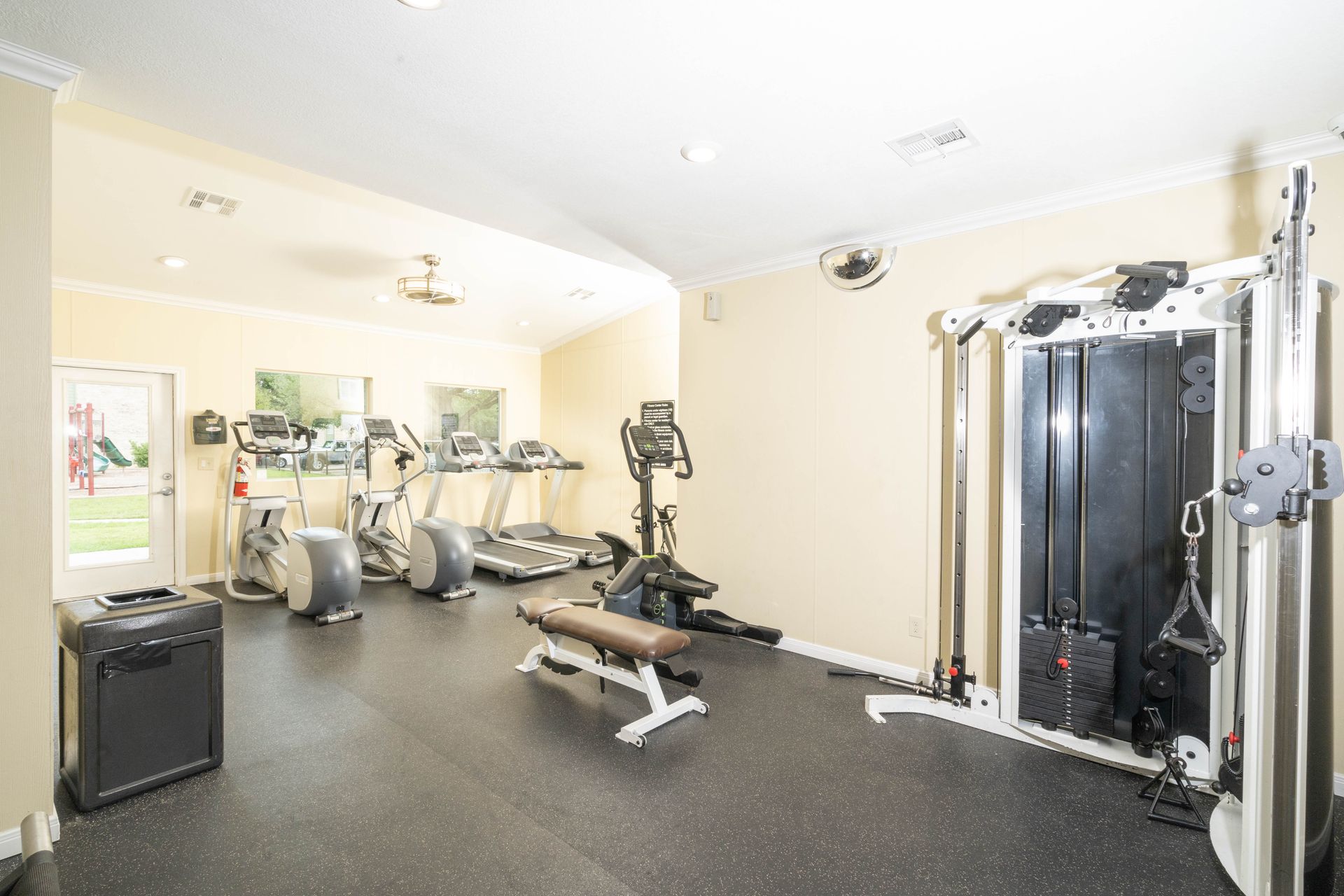 There are many different types of exercise equipment in this gym.