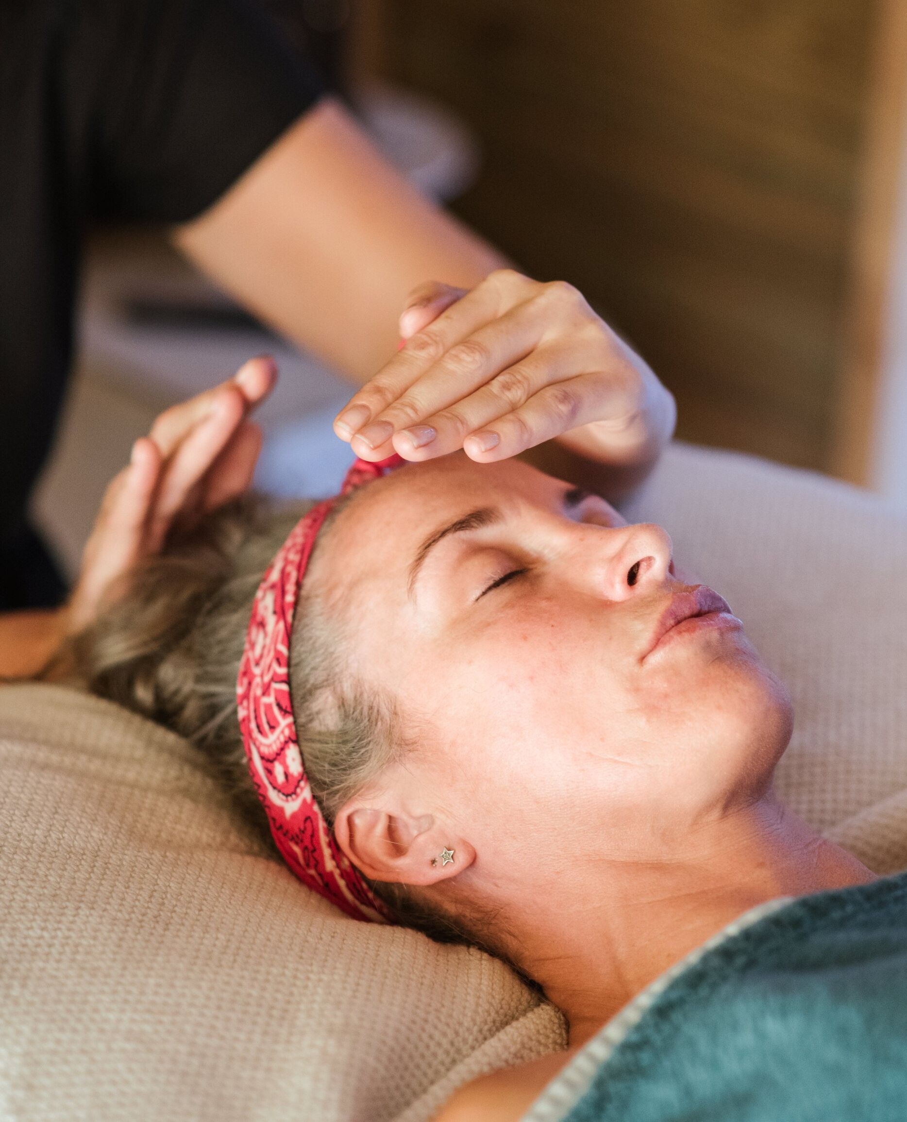 Woman receiving reiki therapy