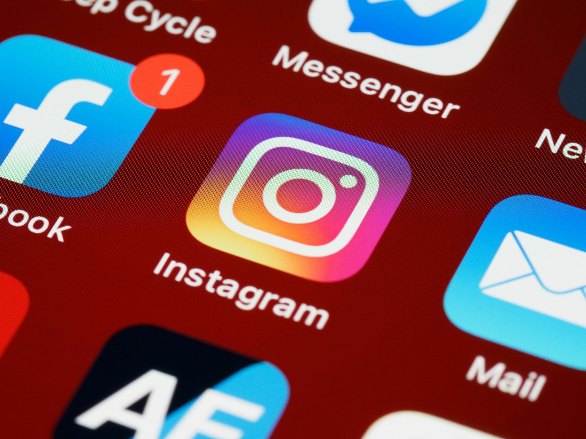 Screen showing apps with Instagram in the centre