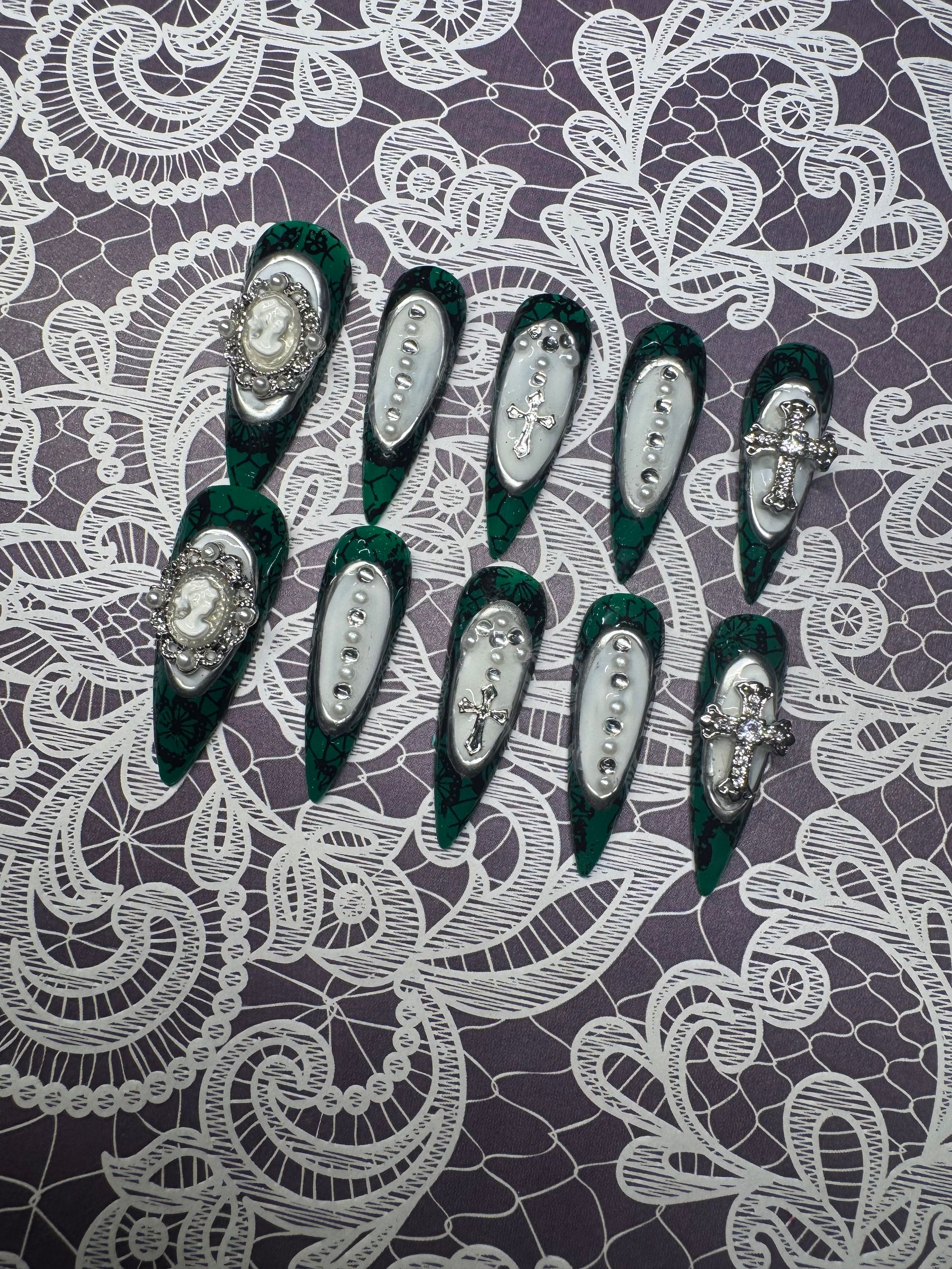 Mossy Victorian press on nail set