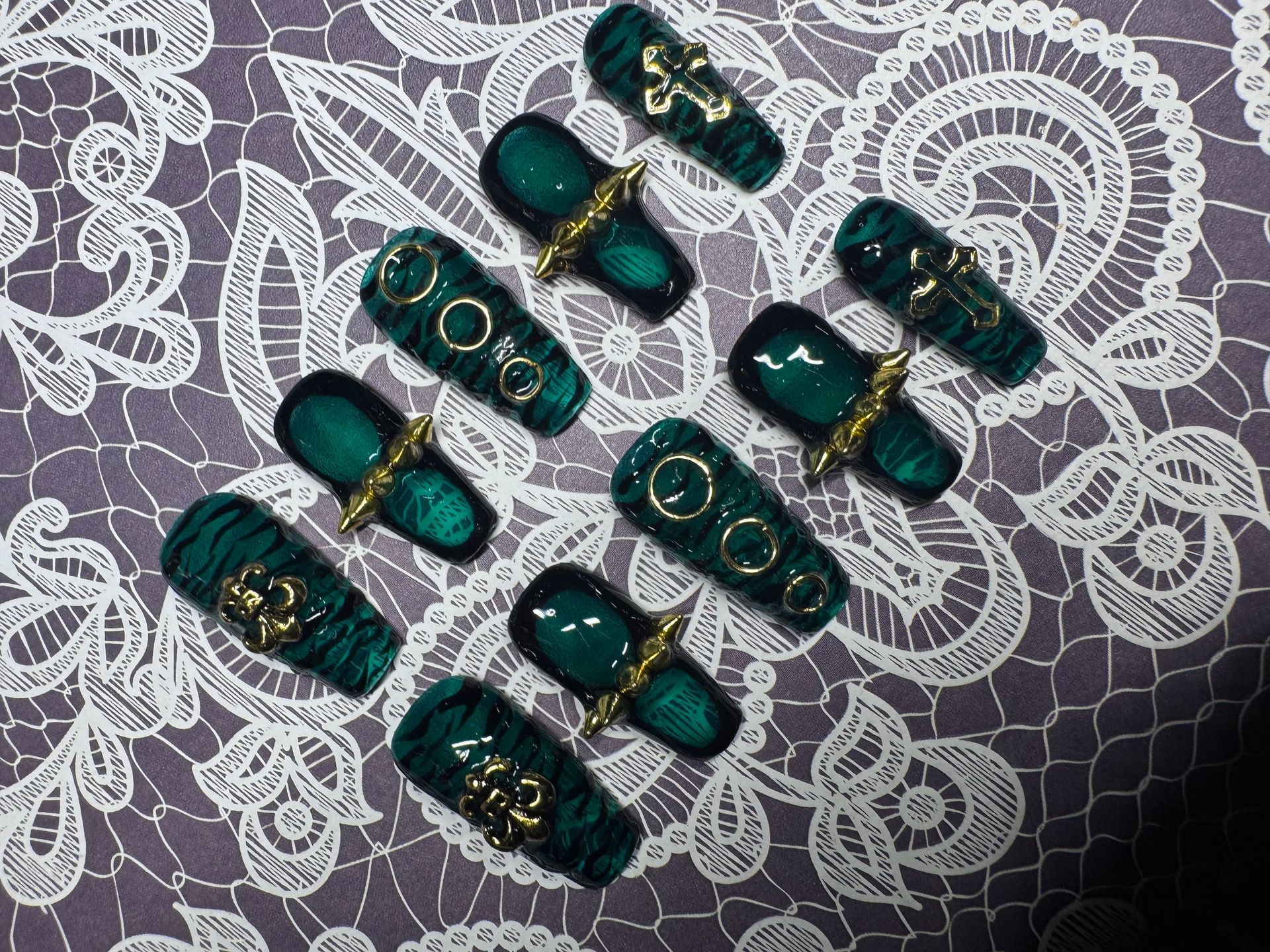 Emerald tiger press-on nail set