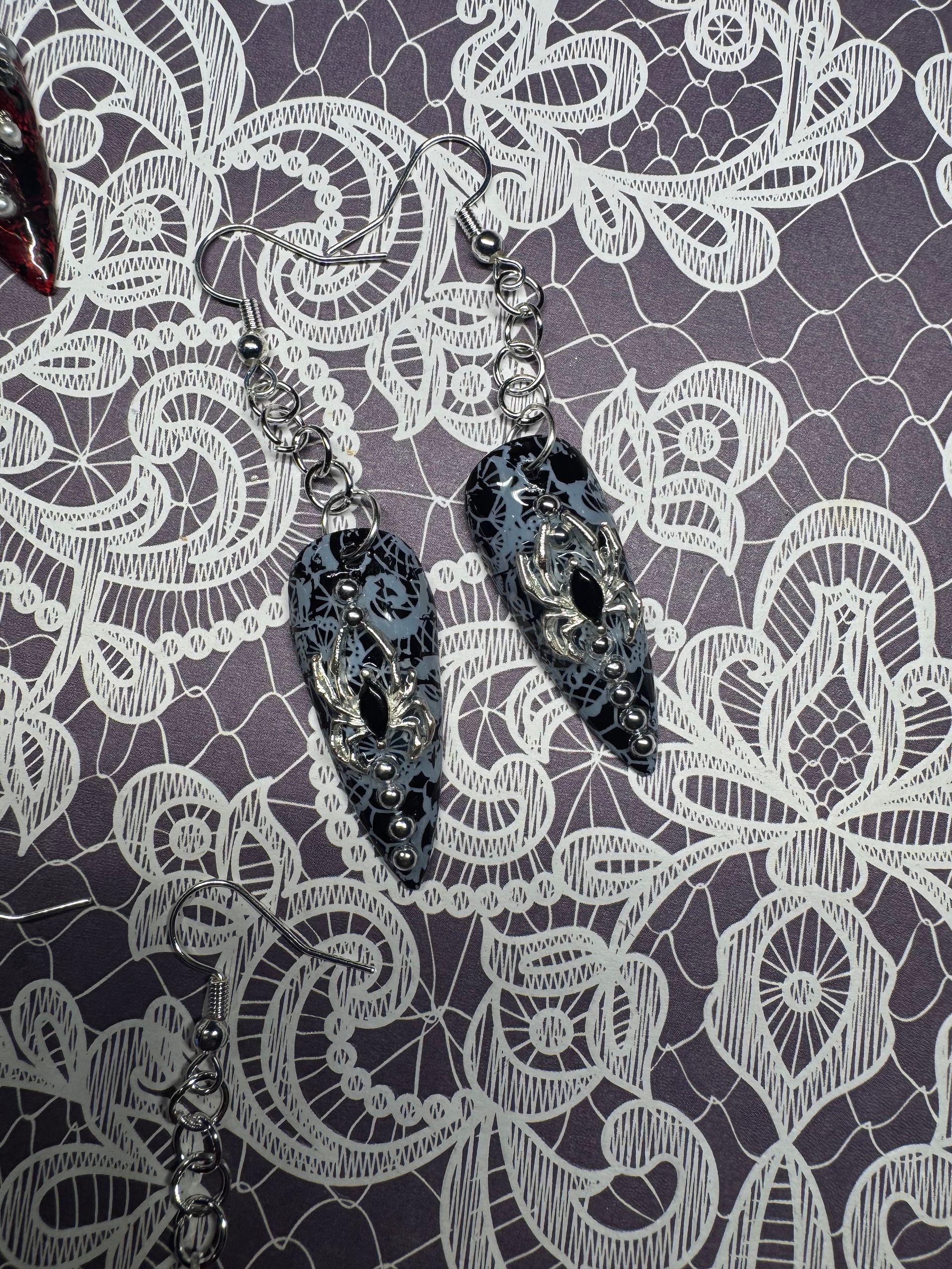 Lacey spiders nail earring set