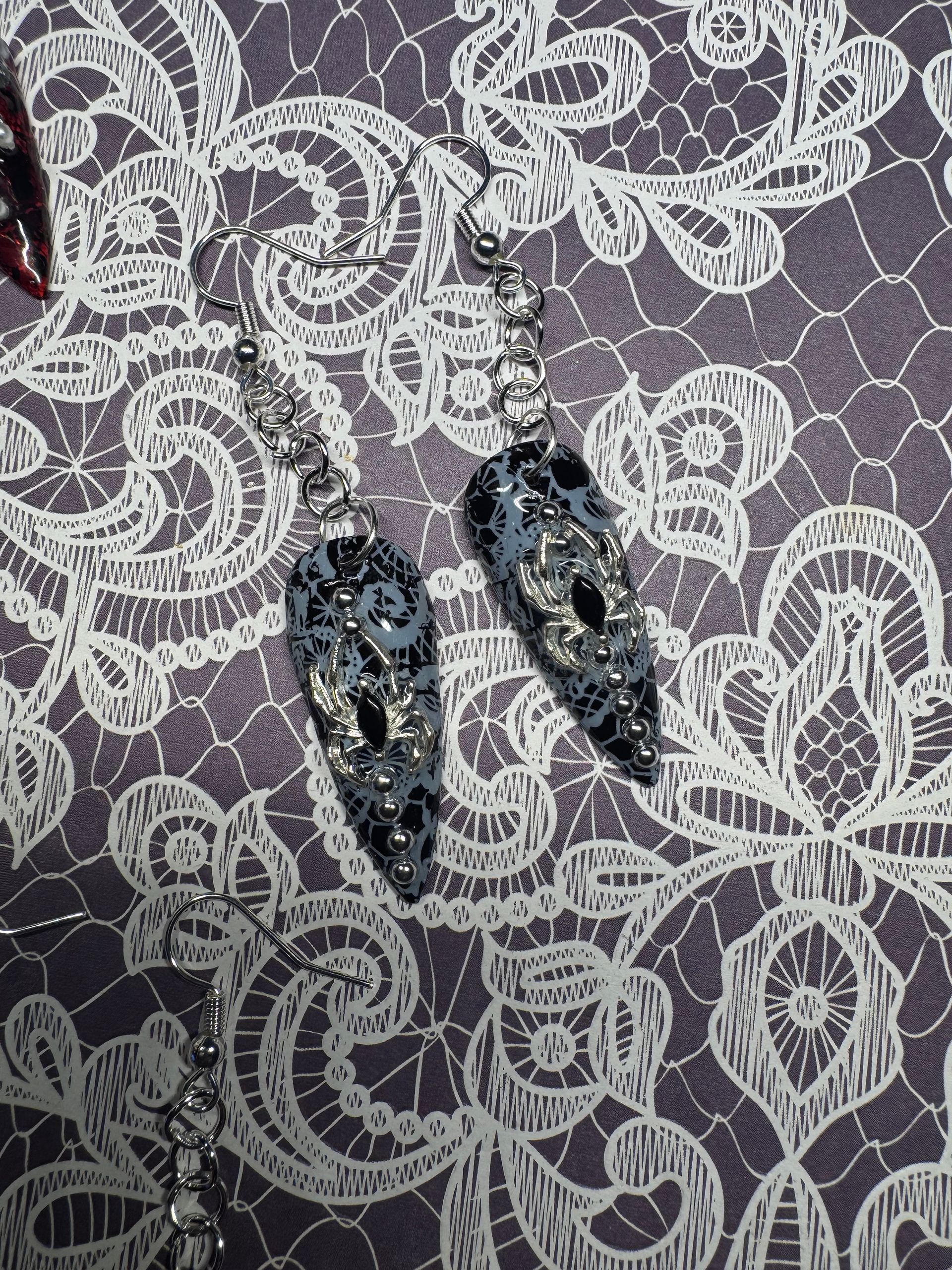 Lacey spiders nail earring set