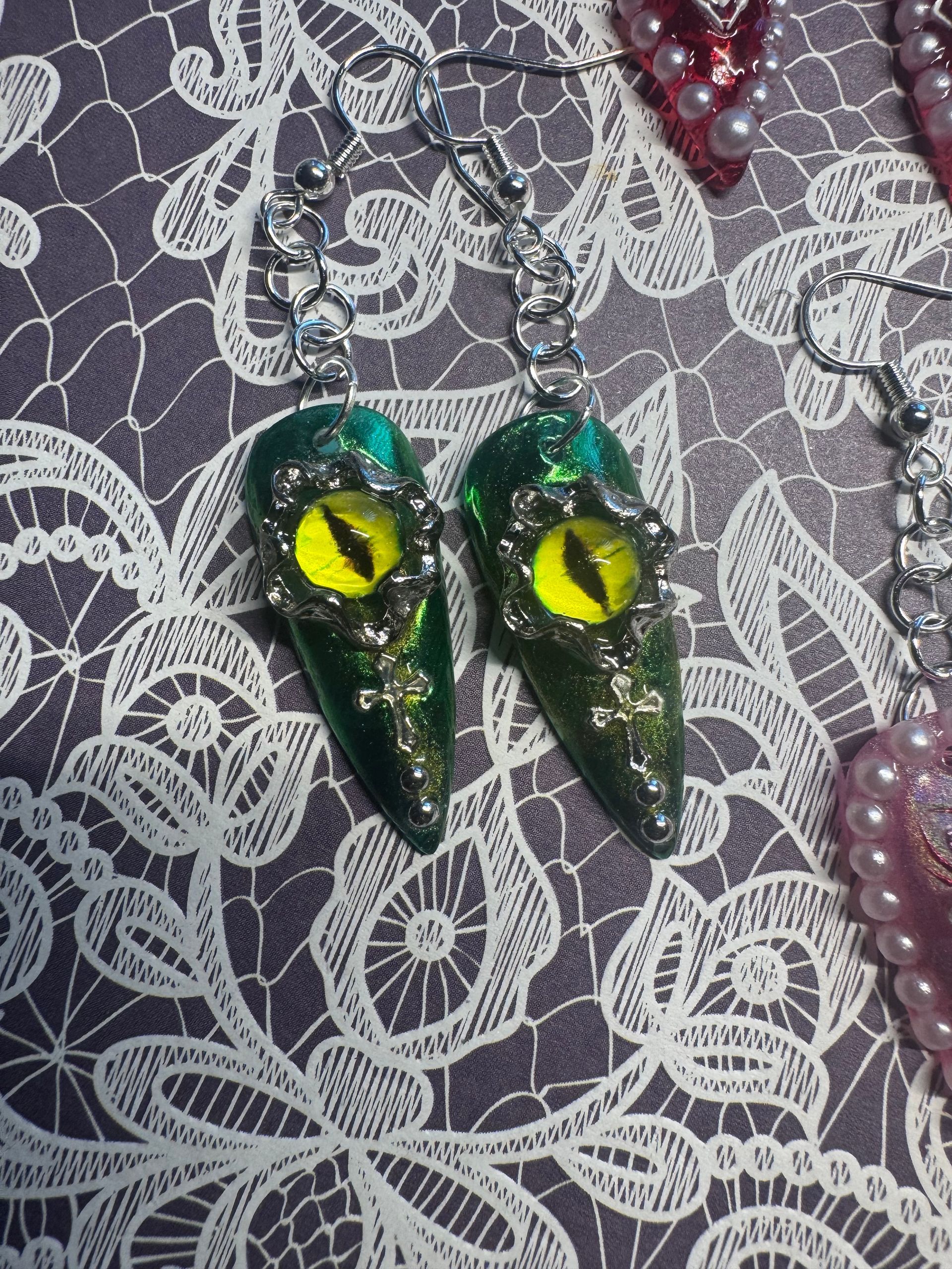 Serpents green eye nail earring set