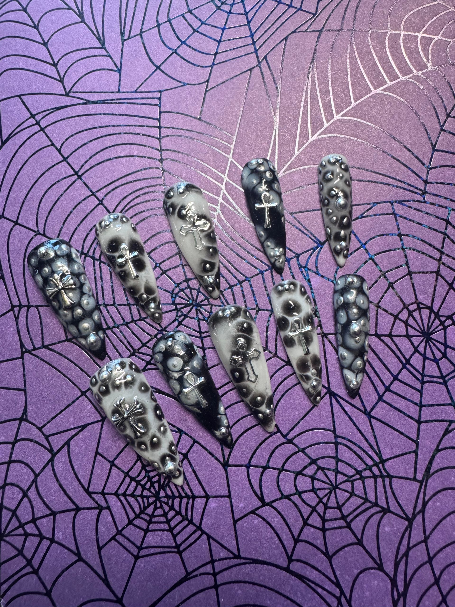 Blooming Gothic press-on nail set