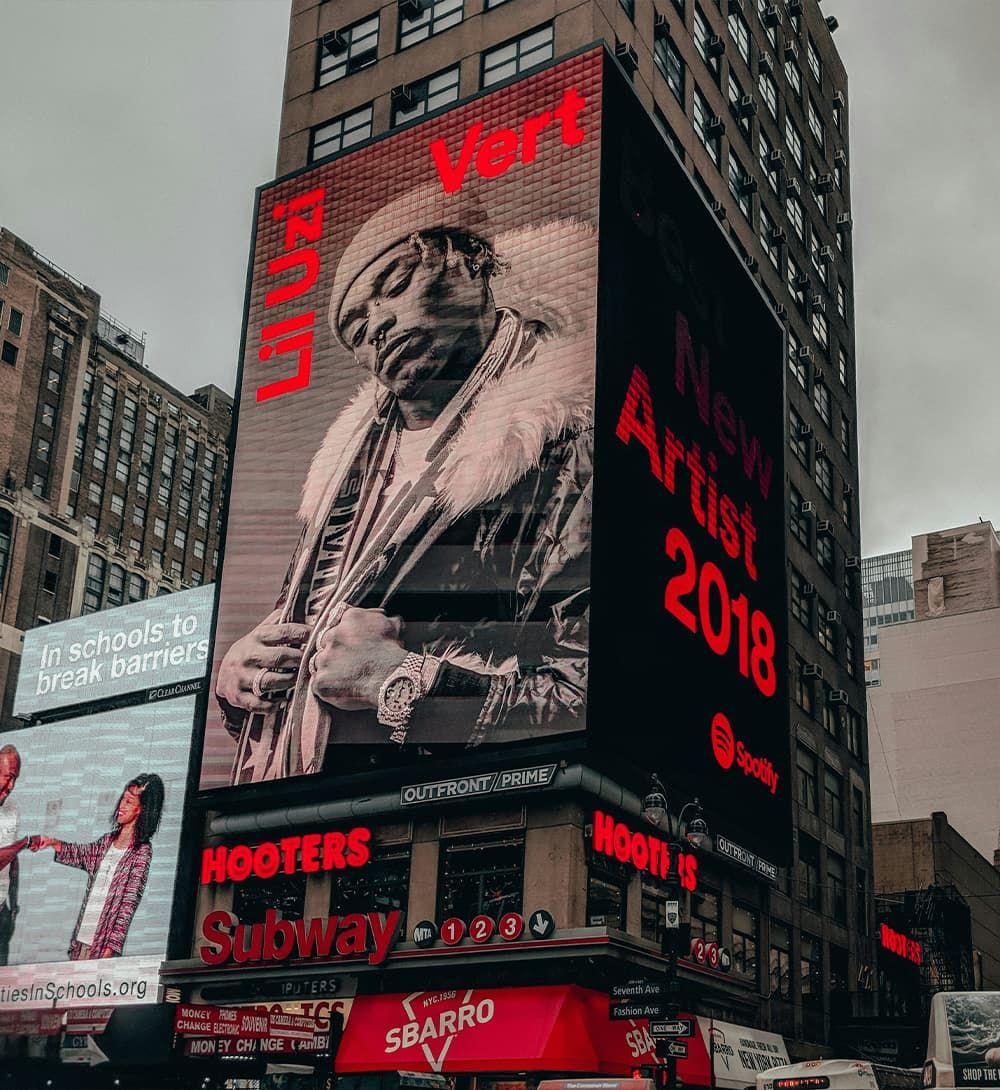 Gran cartelera en Times Square con un músico, 