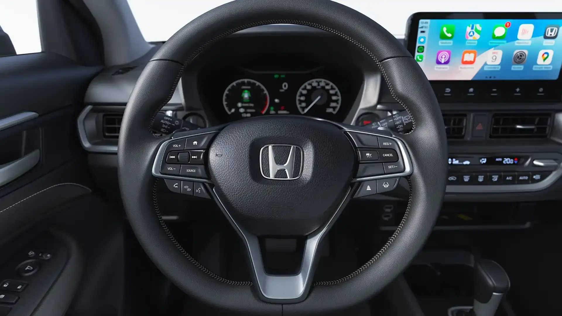 Detalhe do interior de um carro Honda, com foco no volante preto com controles integrados e no visor do painel.