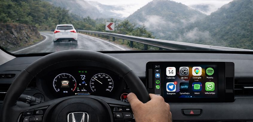 Honda descendo a serra com segurança em um dia de chuva e neblina