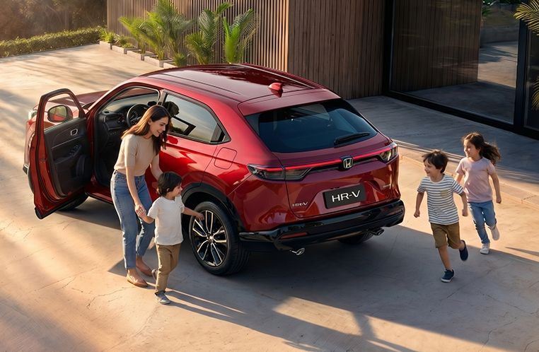 Mãe saindo com os seus filhos de um Honda HR-V