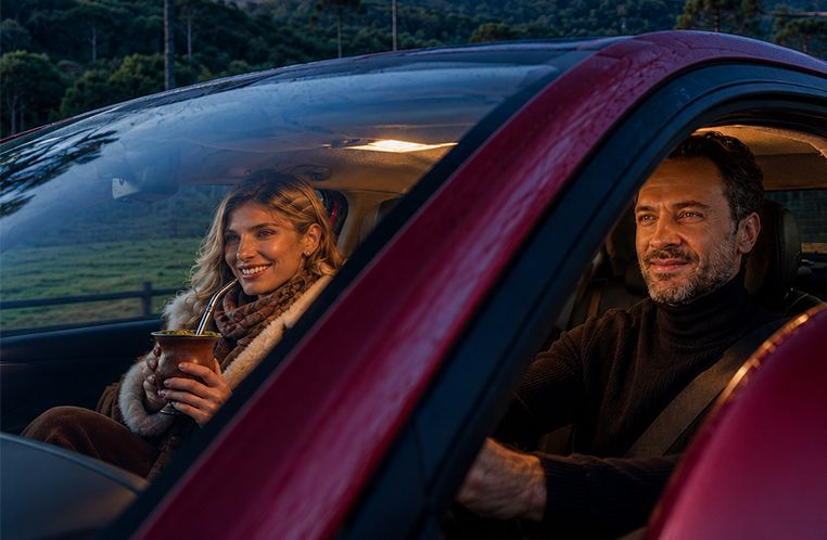 Um casal dirigindo um hr-v no frio.