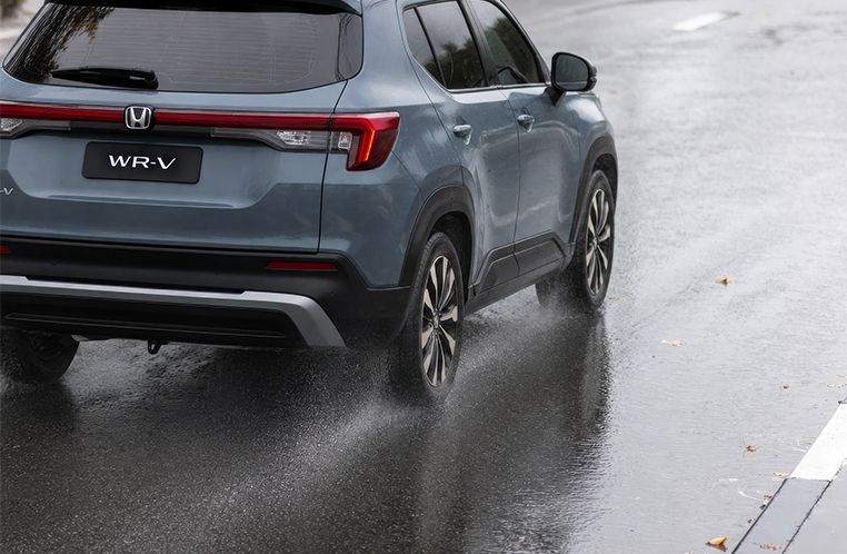 Honda WR-V andando na chuva.