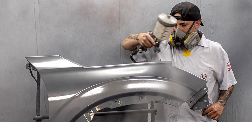 Pintura especial na cor prata realizada por colaborador na oficina de Funilaria e Pintura da Honda Kaizen RS em Porto Alegre