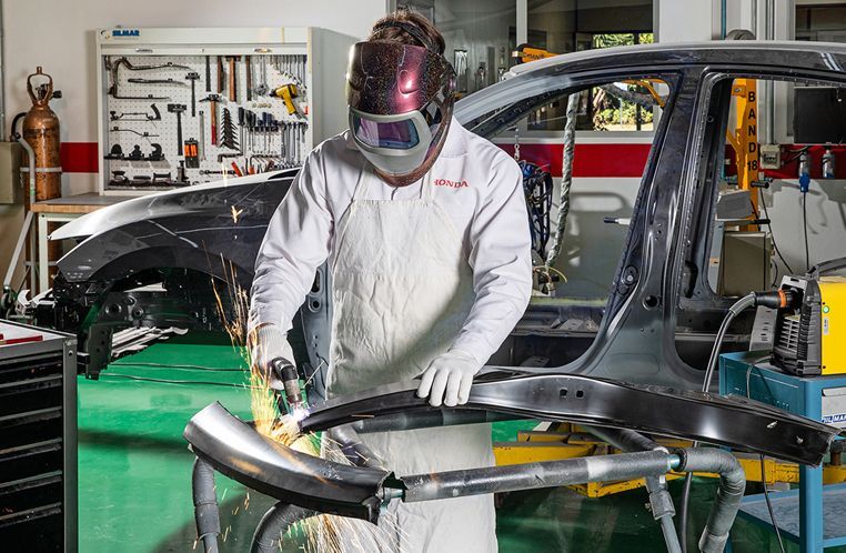 Colaborador Honda Kaizen RS realizando reparo estrutural em peça automotiva em oficina porto alegre