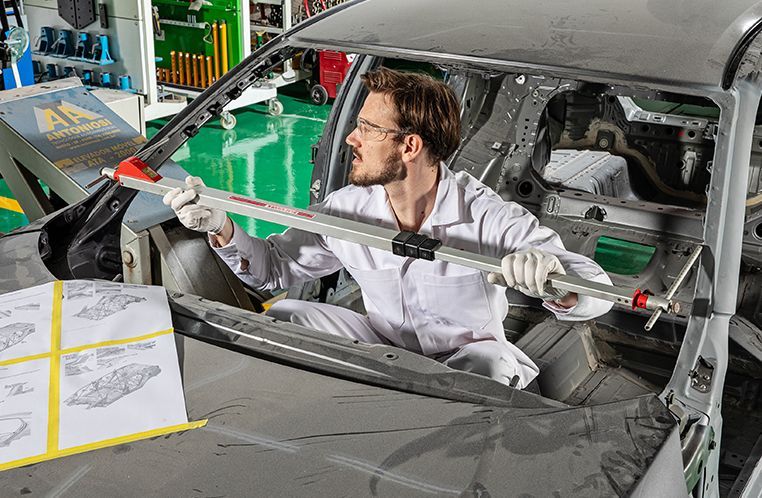 Colaborador Honda Kaizen RS realizando processos de funilaria na oficina em porto alegre