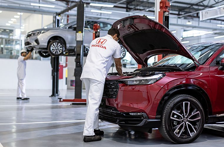 mecânico da Honda Kaizen RS em Porto Alegre realizando manutenção preventiva em um Honda HR-V